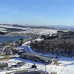 Skis Aux Pieds Pour 4 Personnes à - Fr-1-814-110 * Super-Besse